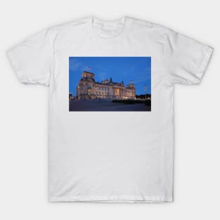 Reichstag building at dusk, Berlin, Germany T-Shirt